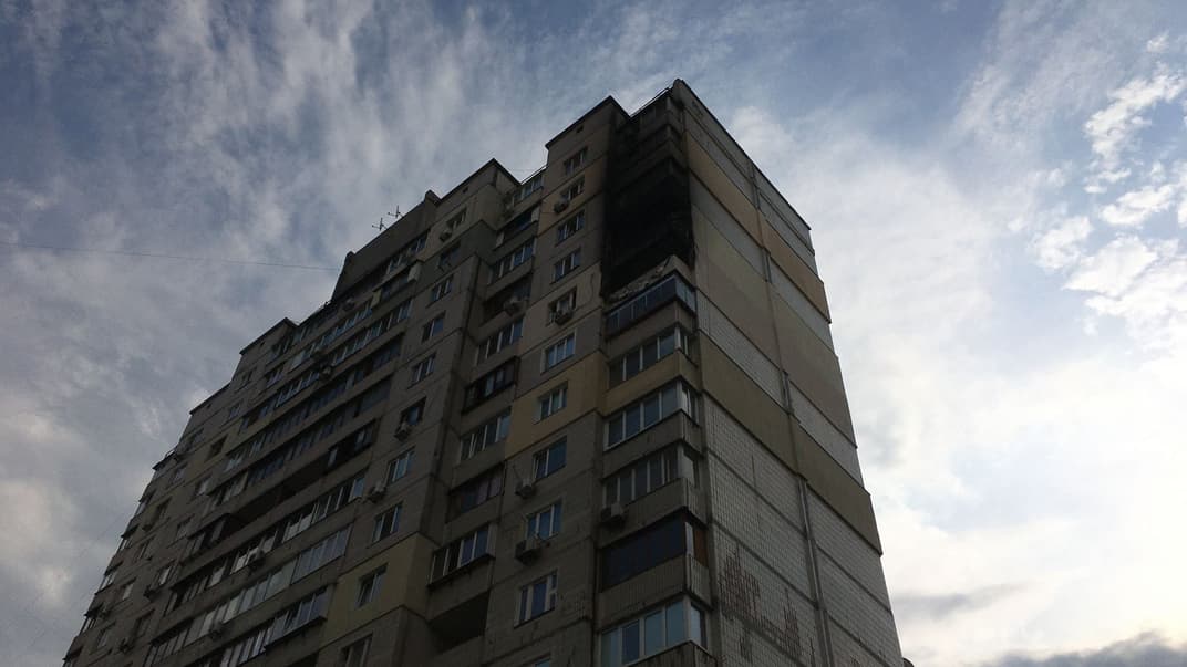 На балконі будинку на вулиці Соломії Крушельницької, 3А в Дарницькому районі Києва сталася пожежа, рятувальники її погасили, 28 червня 2020