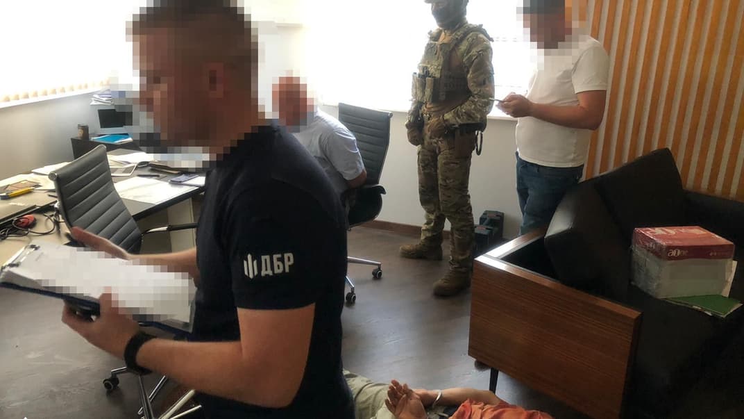 Псевдорадник президента, «генерал СБУ» й«антикорупціонер» вимагали у підриємця понад мільйон грн