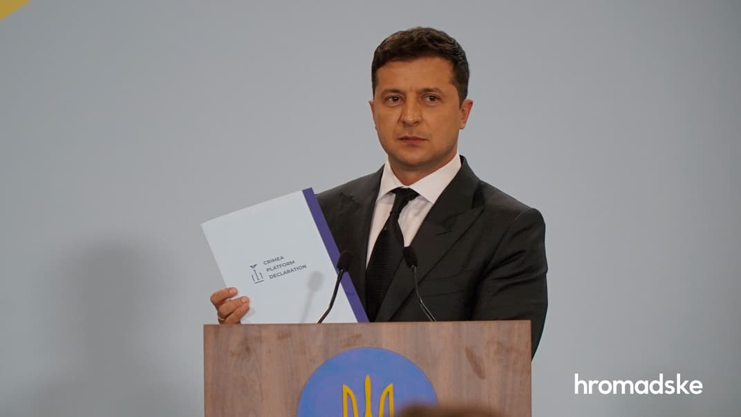 Президент Украины Владимир Зеленский демонстрирует декларацию, которую одобрили все участники первого саммита Крымской платформы. Киев, 23 августа 2021 года