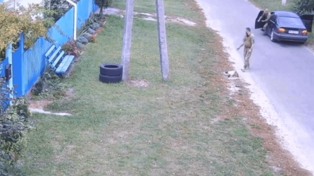 Військовий йде за котом