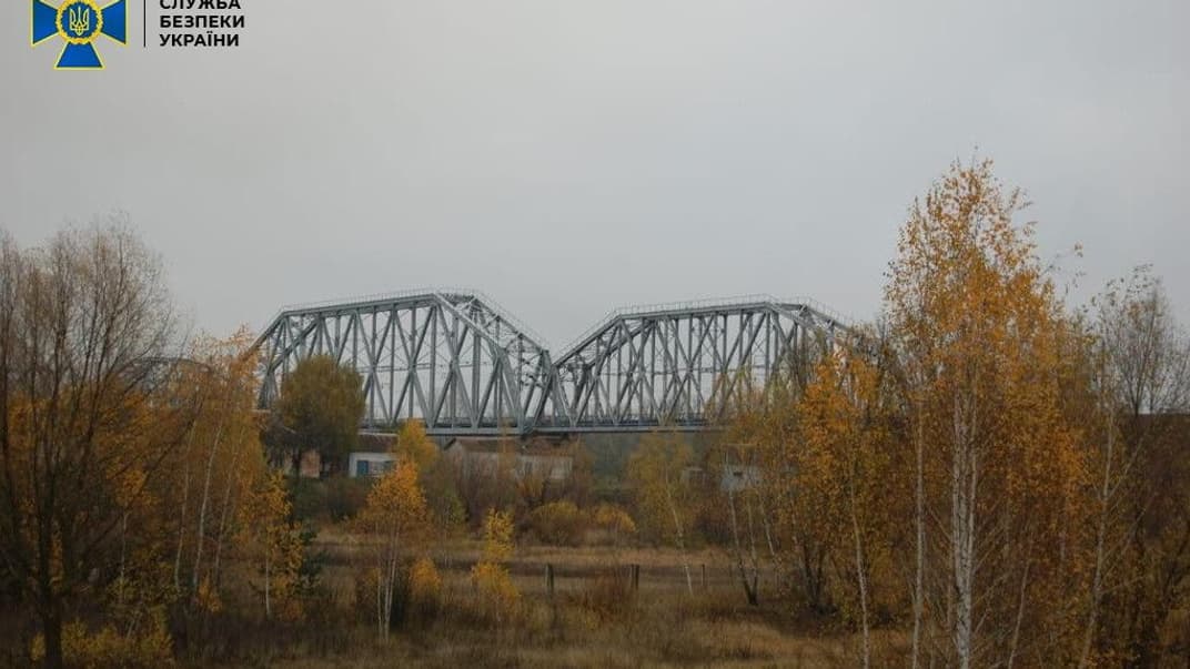 Железнодорожный мост на участке международного сообщения Гомель–Чернигов–Киев, на ремонте которого чиновники «Укрзализныци» разворовали деньги
