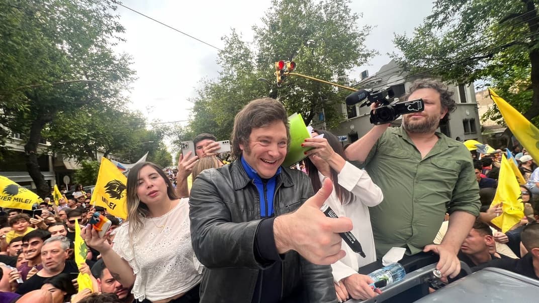 Хавьер Милей в окружении своих поклонников, ноябрь 2023 года