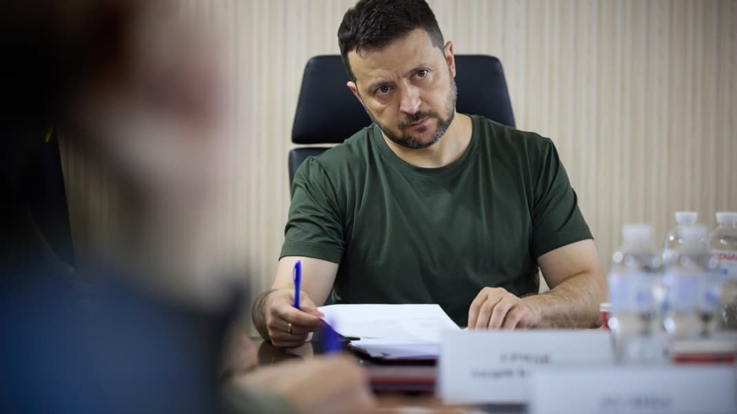 Иллюстративное фото. Президент Украины Владимир Зеленский во время рабочей поездки в Донецкую область 26 июня 2024 года во время рабочей поездки в Донецкую область