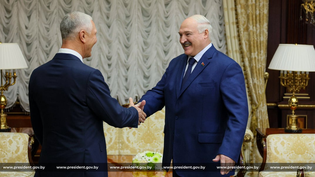 Самопроголошений лідер Білорусі Олександр Лукашенко з представником російської окупаційної адміністрації на Херсонщині Володимиром Сальдо, 15 вересня 2025 року