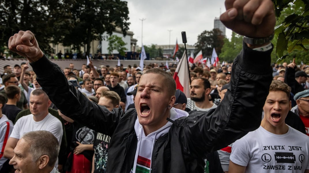 Протестувальники вигукують гасла під час антиіммігрантської демонстрації у Варшаві, 19 липня 2025 року