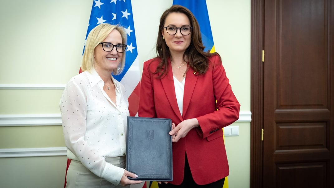 Тимчасова повірена у справах США в Україні Джулі Девіс (зліва) та віцепремʼєрка — міністерка економіки Юлія Свириденко (праворуч)