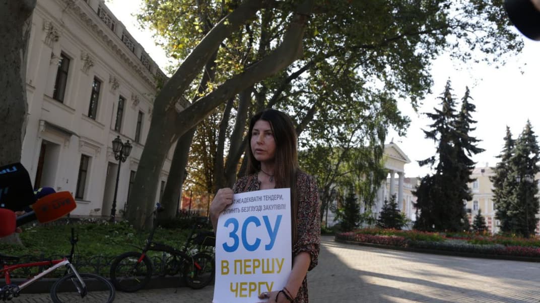 Екатерина Ножевникова во время участия в акции протеста у здания Одесского городского совета, 28 августа 2023 года