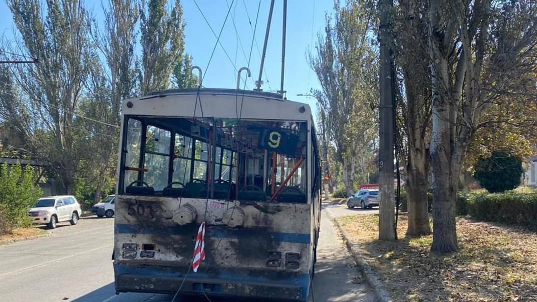 Троллейбус, в который попали россияне в Херсоне, 19 сентября 2023 года