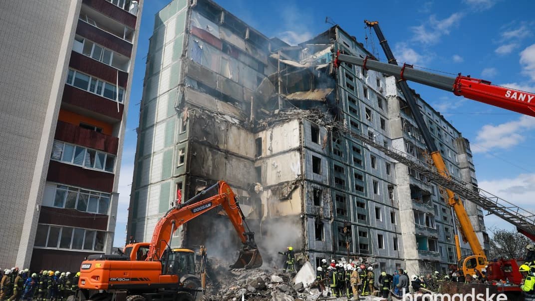 Спасатели разбирают завалы 9-этажки в Умани после ракетного удара, 28 апреля 2023 года