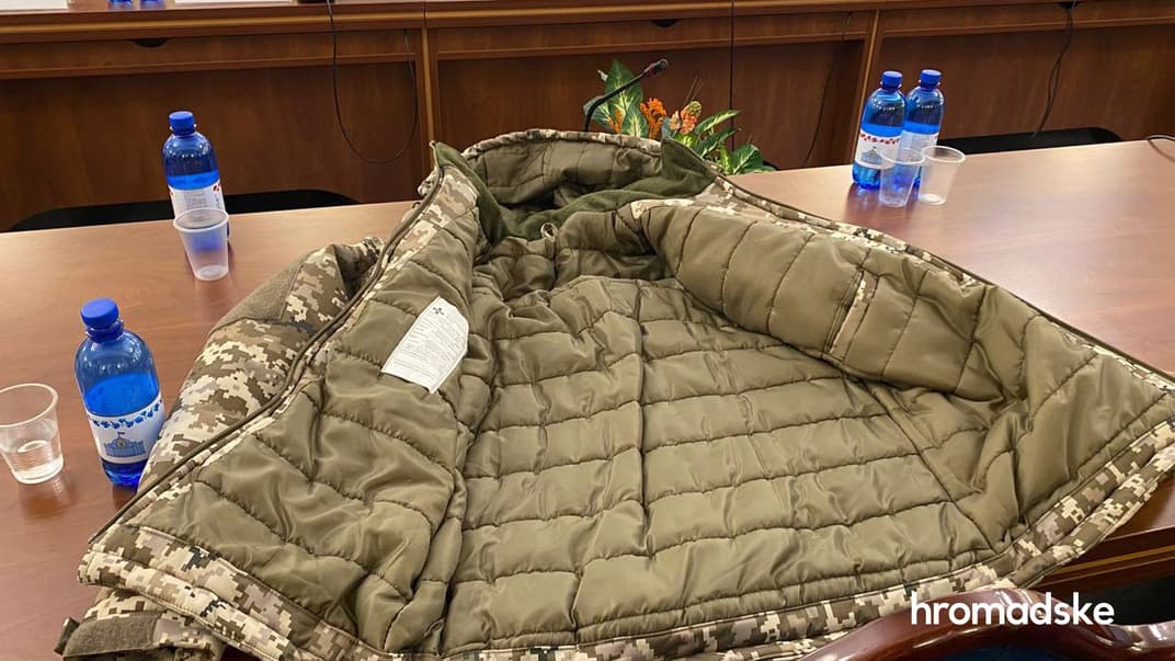 Представители Минобороны принесли образец закупленных для ВСУ курток на заседание антикоррупционного комитета при Верховной Раде Украины, 23 августа 2023 года