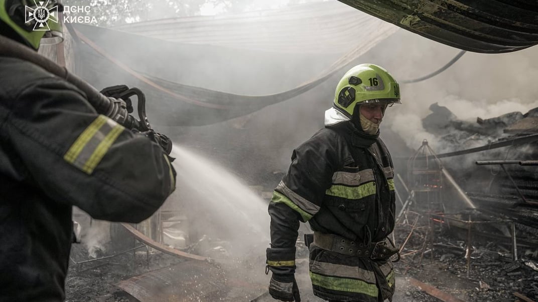 Рятувальники працюють на місці пожежі в Гідропарку Рятувальники працюють на місці пожежі в Гідропарку