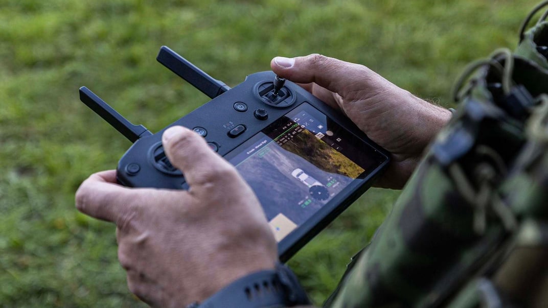 Ілюстративне фото. Естонський військовий керує дроном