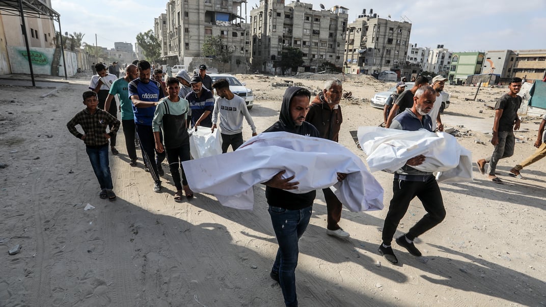 Родичі палестинців, загиблих унаслідок ізраїльського обстрілу, несуть тіла до лікарні «Насера» ​​для похорону в Хан-Юнісі, Сектор Гази, 17 червня 2025 року
