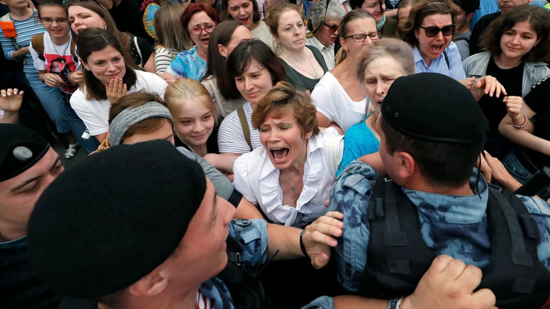 Поліція затримує учасників акції портесту на підтримку журналіста Івана Голунова через сфабриковану кримінальну справу проти нього, Москва, Росія, 12 червня 2019 року