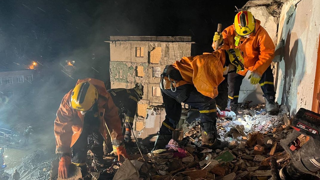 В Полтаве продолжаются работы на месте подъезда, разрушенного российским ударом