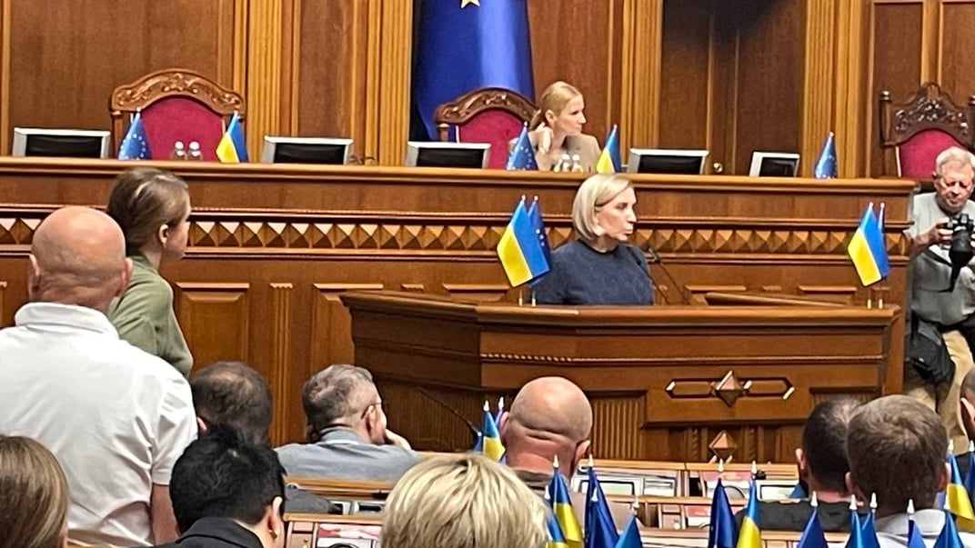 Ирина Верещук за трибуной в зале Верховной Рады