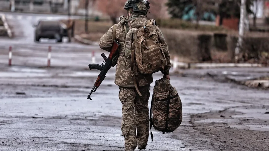 Український військовослужбовець іде вулицею Покровська на Донеччині, січень 2025 року