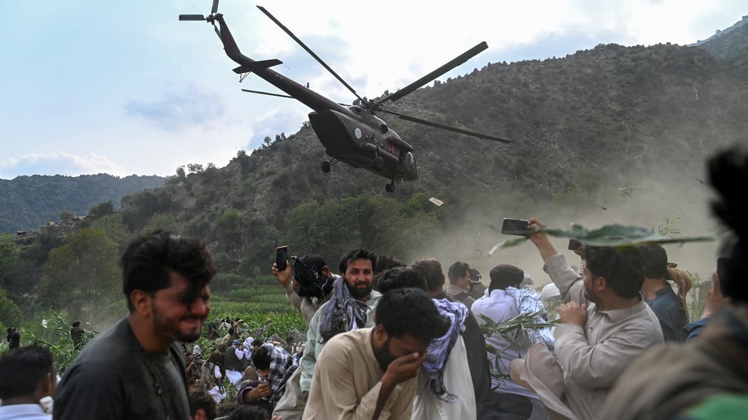 Військовий вертоліт доставляє поранених афганців після землетрусу в провінції Кунар, 1 вересня 2025 року