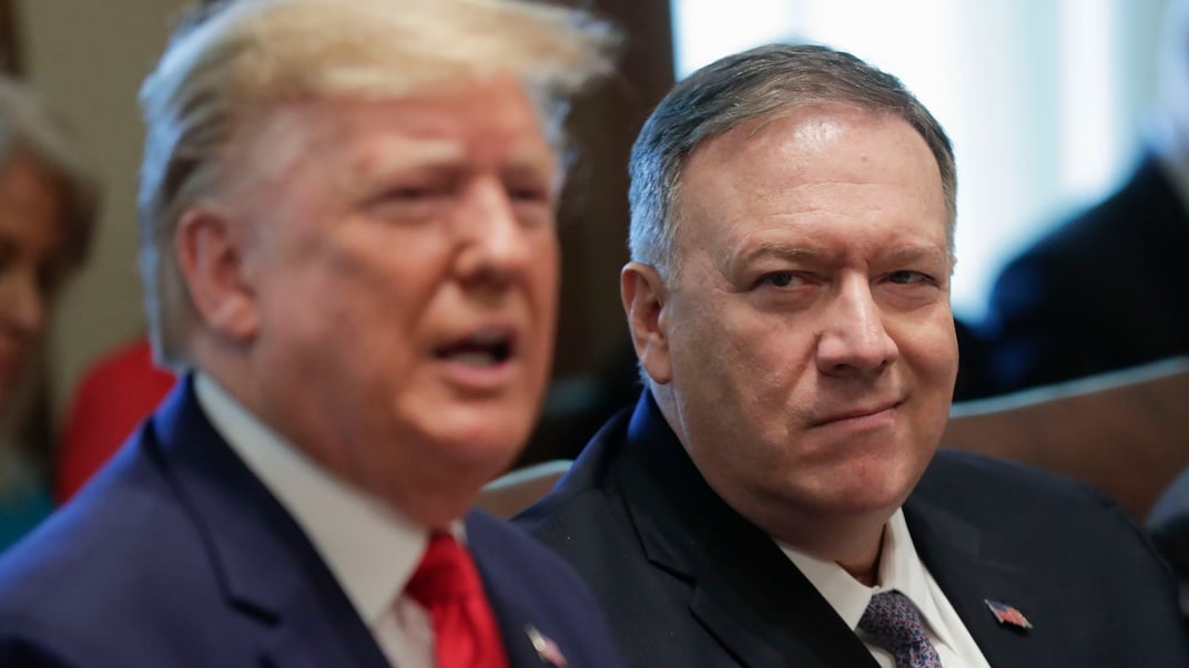Тогдашний госсекретарь США Майк Помпео (справа) слушает выступление президента Дональда Трампа (слева) во время заседания кабинета министров в кабинете Белого дома, Вашингтон, 21 октября 2019 года