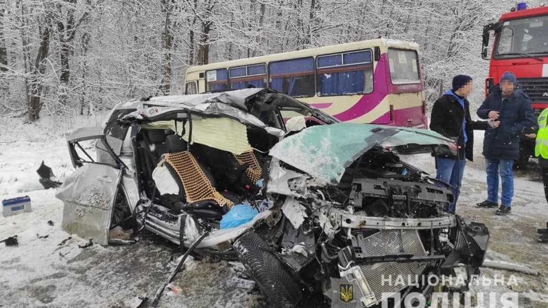 Пошкоджені автомобілі після аварії на Львівщині, у якій постраждали 7 людей