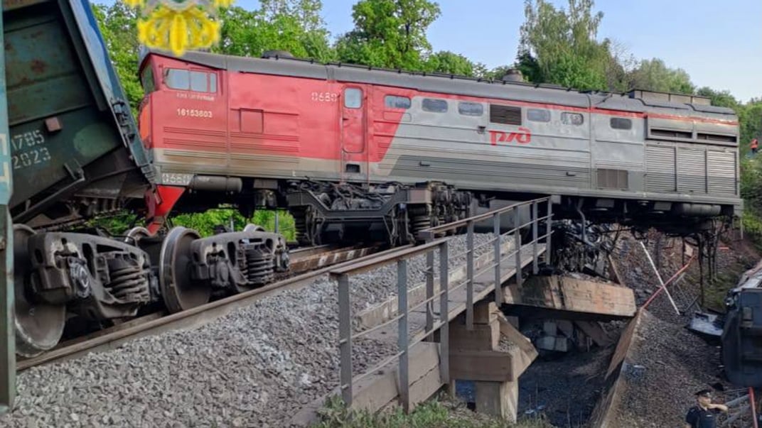 Поїзд після падіння з моста на Курщині