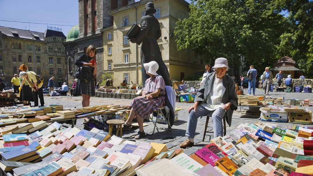 Стихійний букіністичний ринок на площі Музейній у Львові