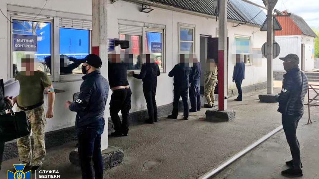 СБУ викрила прикордонника, який за хабарі допомагав незаконно ввозити в Україну «євробляхи»