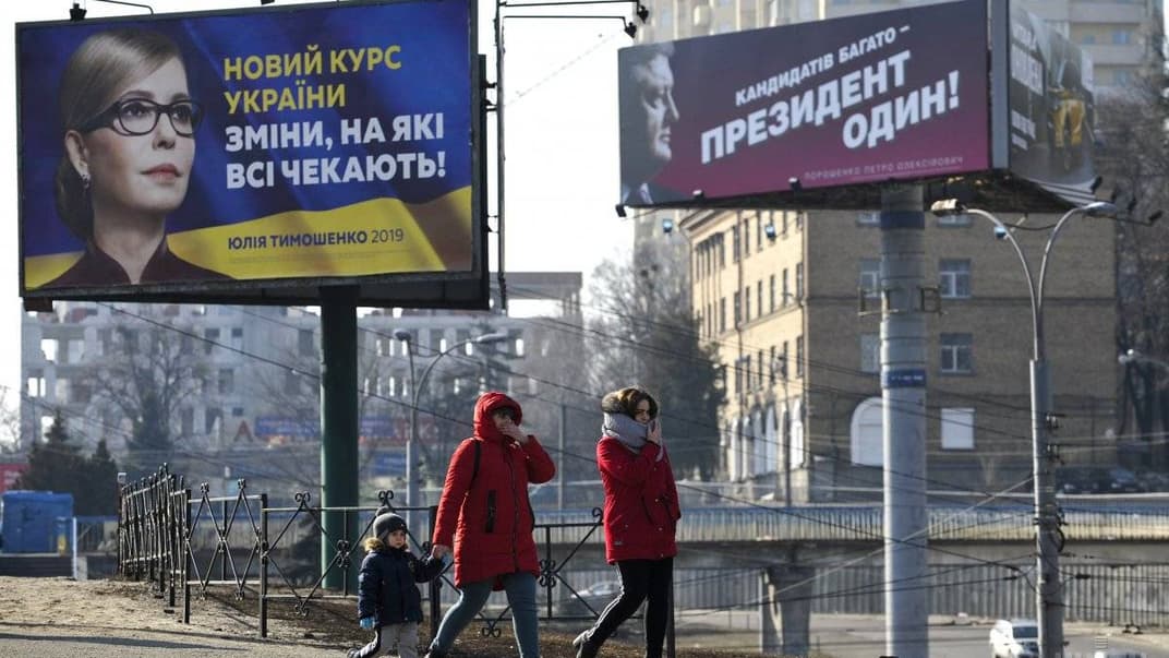 Політична агітація з обіцянками кандидатів у президенти Юлії Тимошенко та Петра Порошенка у Києві, 3 березня 2019 року