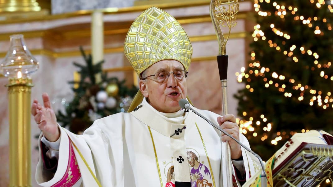 Архиепископ Минско-Могилевский Тадеуш Кондрусевич правит мессу в Соборе Святых Симона и Елены в Минске, Беларусь, 24 декабря 2020 года