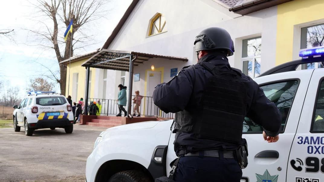 Иллюстративная фотография. Полиция охраны Киевщины проводит тактико-специальные учения в гимназии под Киевом