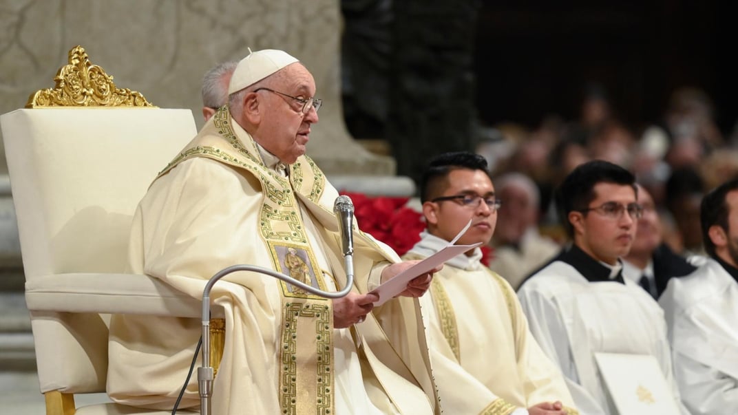 Папа Франциск під час різдвяної меси у базиліці Святого Петра у Ватикані, 24 грудня 2024 року