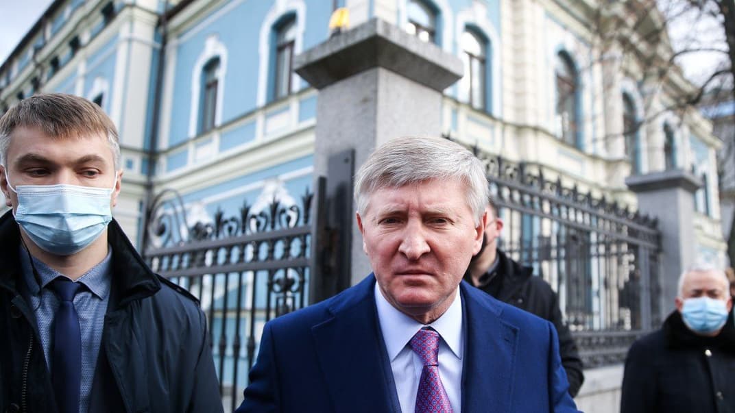 Український олігарх Рінат Ахметов під час церемонії прощання з в. о. прем’єр-міністра України Юхимом Звягільським у Києві, 9 листопада 2021 року