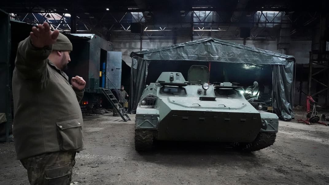 Ілюстративне фото. Бійці Нацгвардії України ремонтують захоплений російський бронетранспортер під Харковом, 3 листопада 2022 року