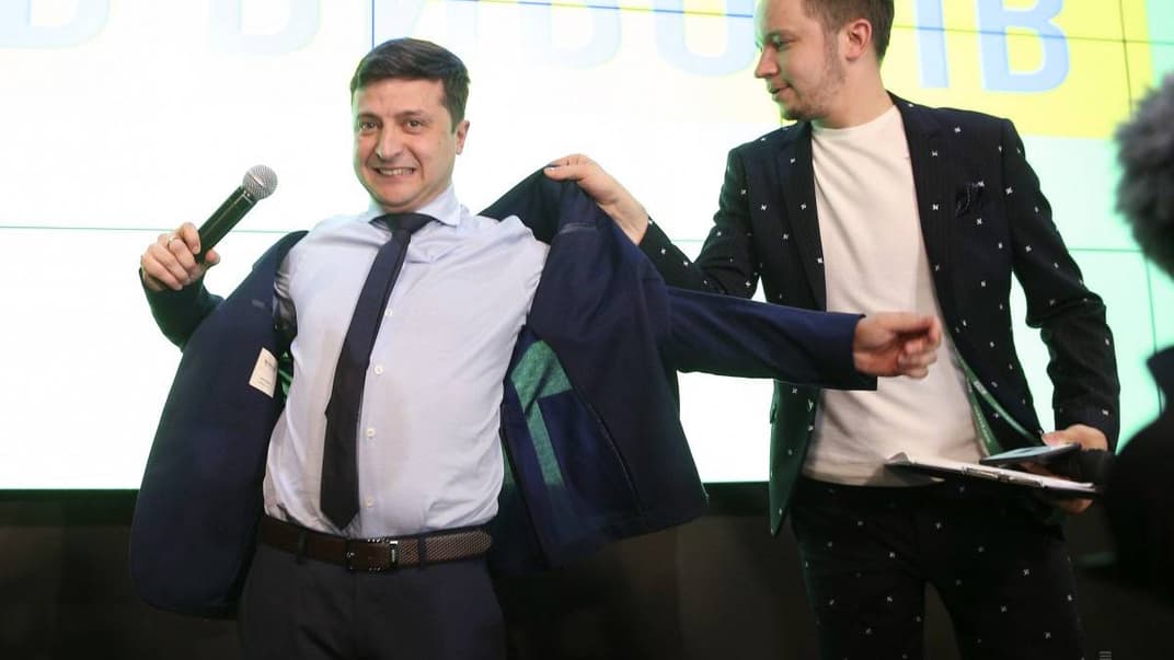 Кандидат на пост президента Украины, актер Владимир Зеленский (слева) в штабе после объявления результатов экзит-полов первого тура выборов, Киев, 31 марта 2019