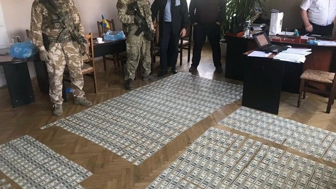 Голову райдержадміністрації на Рівненщині піймали на хабарі у 300 тисяч доларів США 