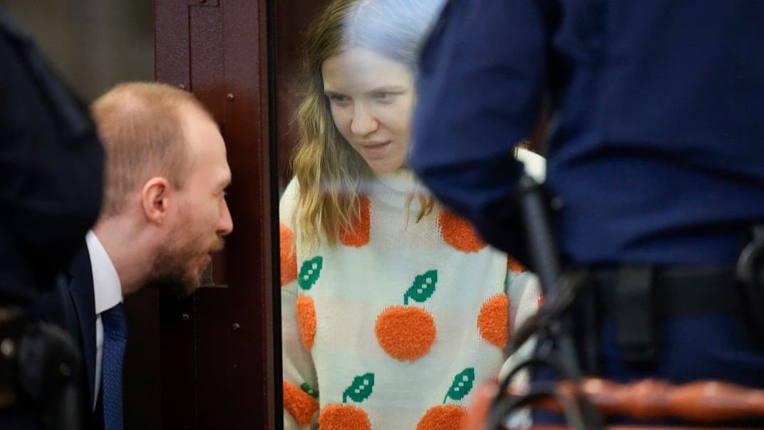 Підозрювана в підриві, внаслідок якого загинув російський пропагандист, Дар’я Трепова розмовляє зі своїм адвокатом під час судового засідання 25 січня 2024 року