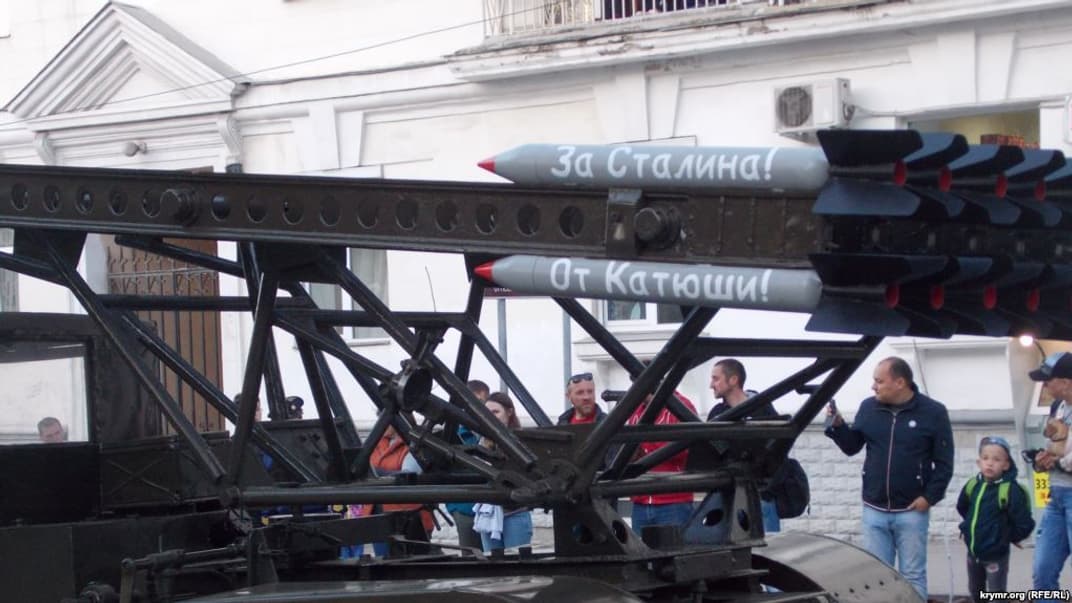 В анексованому Севастополі відрепетирували парад 9 травня з написами «За Сталіна!»