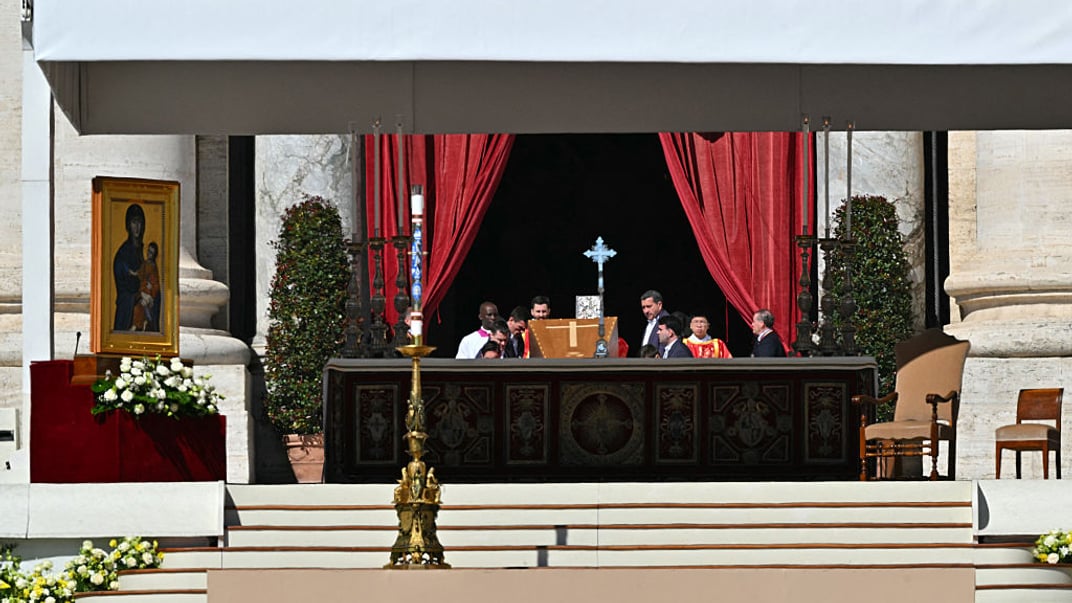 Домовину з тілом Папи Римського Франциска виносять з базиліки до центральної влощі Ватикану, 26 квітня 2025 року