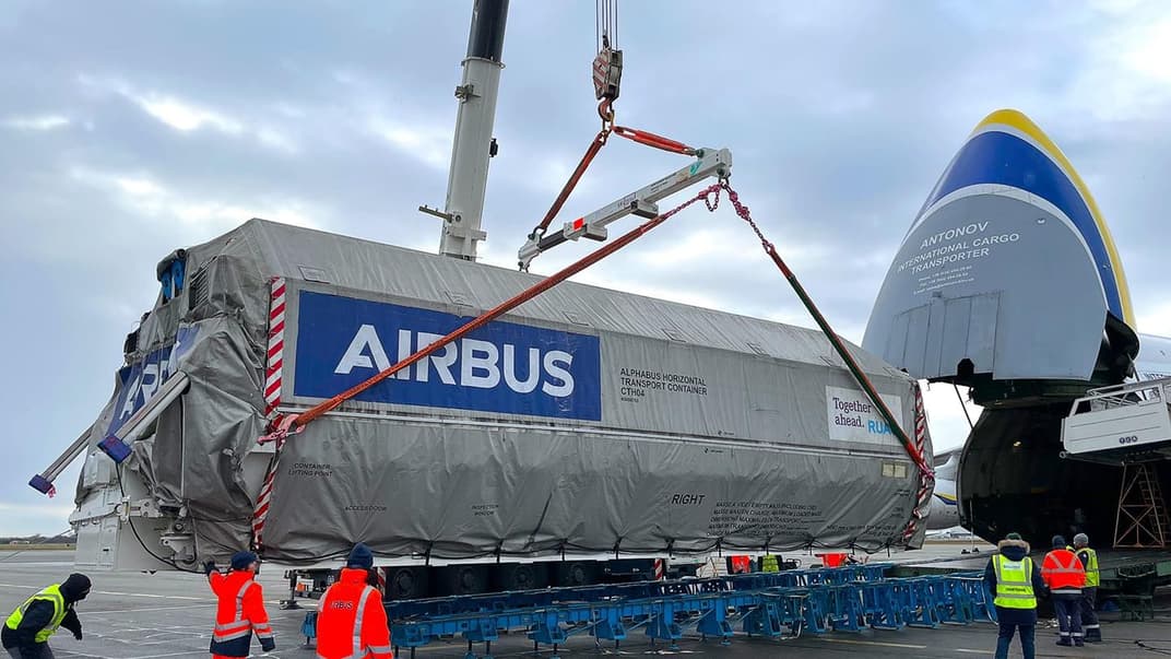 Завантаження турецького супутника Turksat 5B на український літак «Руслан» для транспортування до США