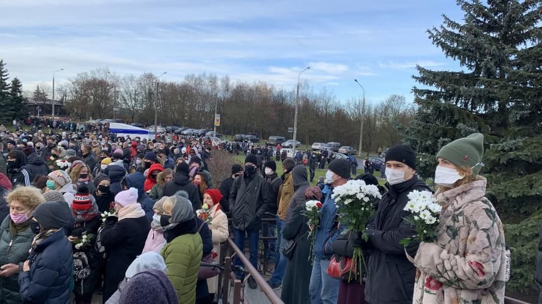 Люди пришли в церковь, чтобы проститься с погибшим Романом Бондаренко, Минск, 20 ноября 2020 года