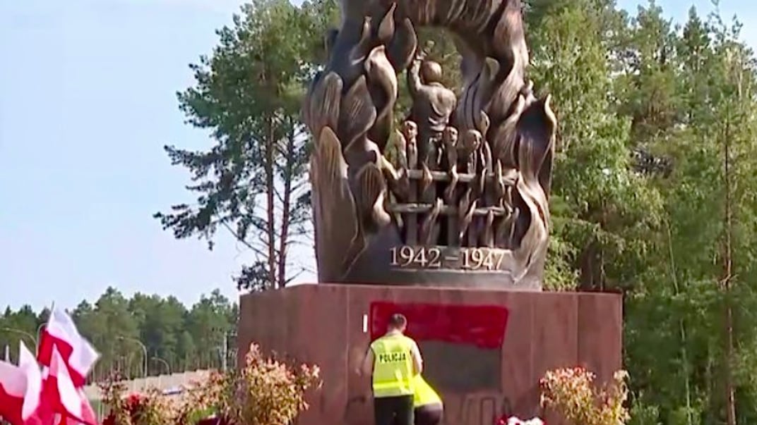Напис біля підніжжя пам'ятника жертвам Волинської трагедії в Польщі