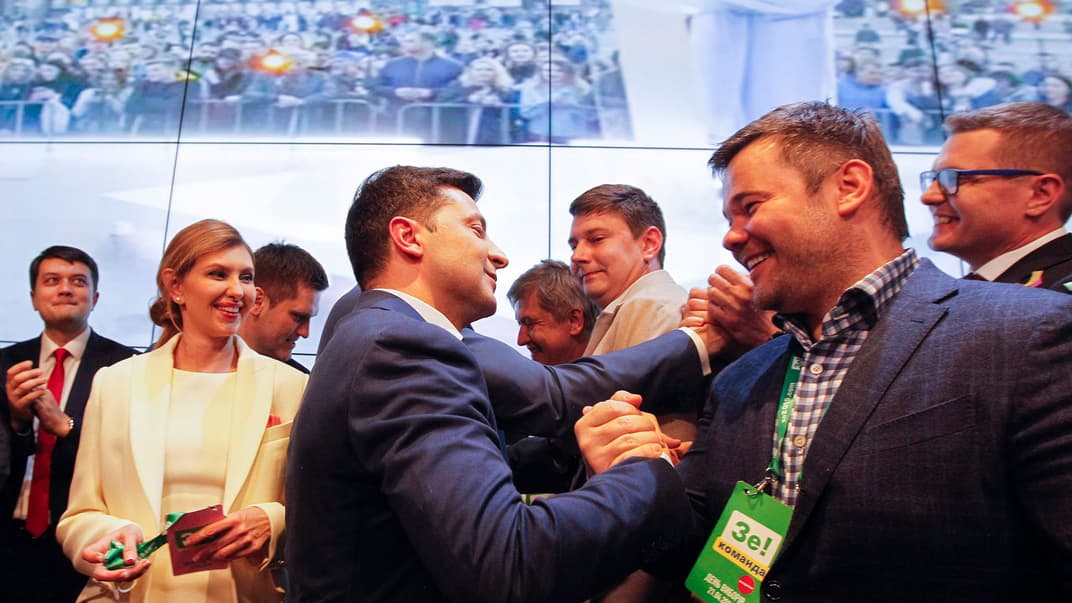 Президент України Володимир Зеленський тисне руку новопризначеному главі АП Андрію Богдану у штабі після оголошення перших офіційних екзит-полів, Київ, 21 квітня 2019 року