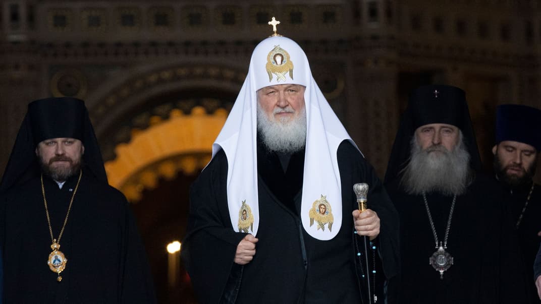 Патріарх РПЦ кирило (у центрі) йде з храму Христа Спасителя в Москві, росія, 7 квітня 2020 року