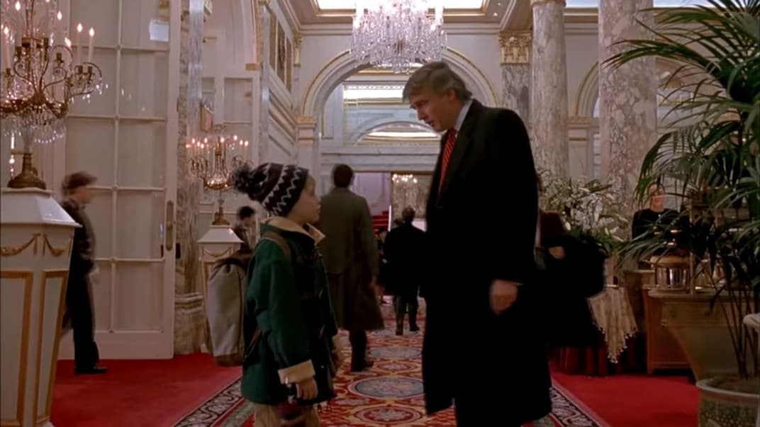 Дональд Трамп (справа) в эпизодической роли в фильме «Один дома 2»