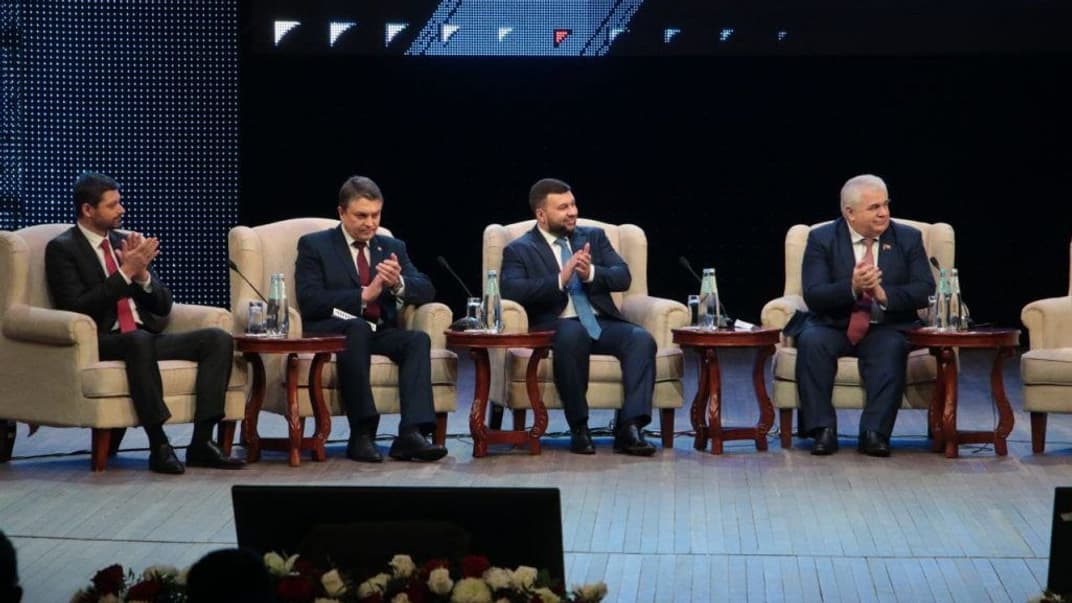 Главари «ДНР» и «ЛНР» Денис Пушилин и Леонид Пасечник слушают выступление докладчика на форуме «Русский Донбасс»