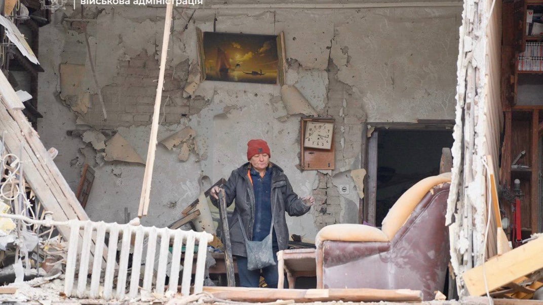 Женщина разбирает завалы в разрушенной квартире после российского удара, Запорожье, 23 января 2025 года