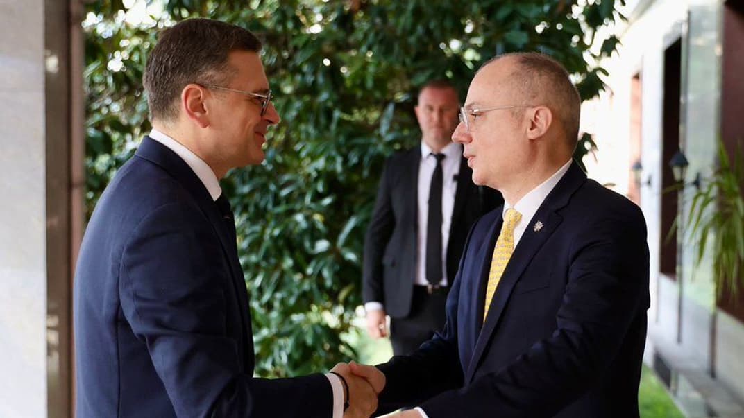 Міністр закордонних справ України Дмитро Кулеба зі своїм албанським колегою Іглі Хасані