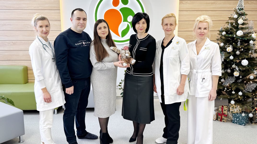 Медики разом з батьками та немовлям, яке народилося на 29 тижні