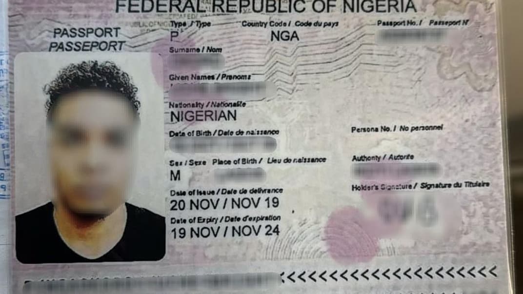 Закордонний паспорт громадянина Нігерії, який використовував киянин для виїзду з України