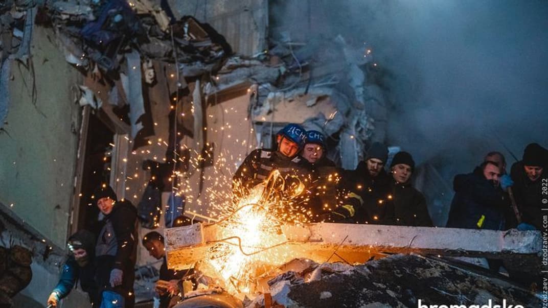 Спасательная операция на месте попадания российской ракеты в многоэтажку в Днепре, 14 января 2023 года